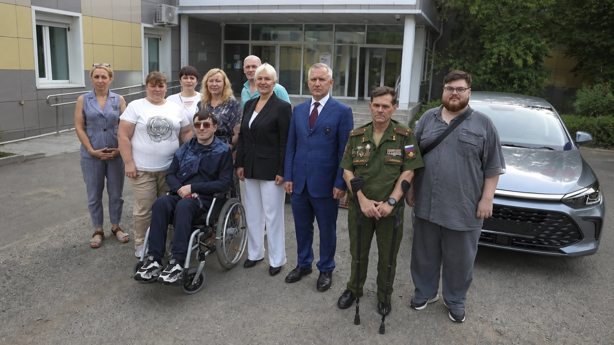 В Приморье ветеранам СВО с тяжелыми ранениями вручили адаптированные автомобили