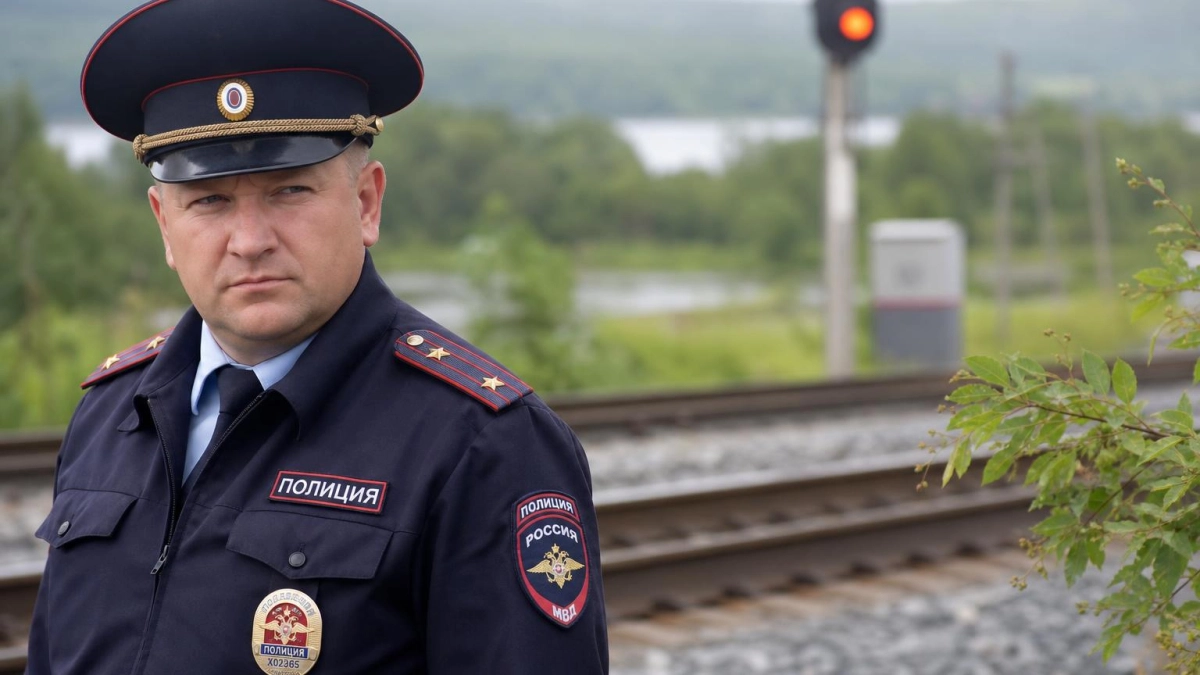В Приморье грузовик столкнулся с поездом на переезде, движение не нарушено