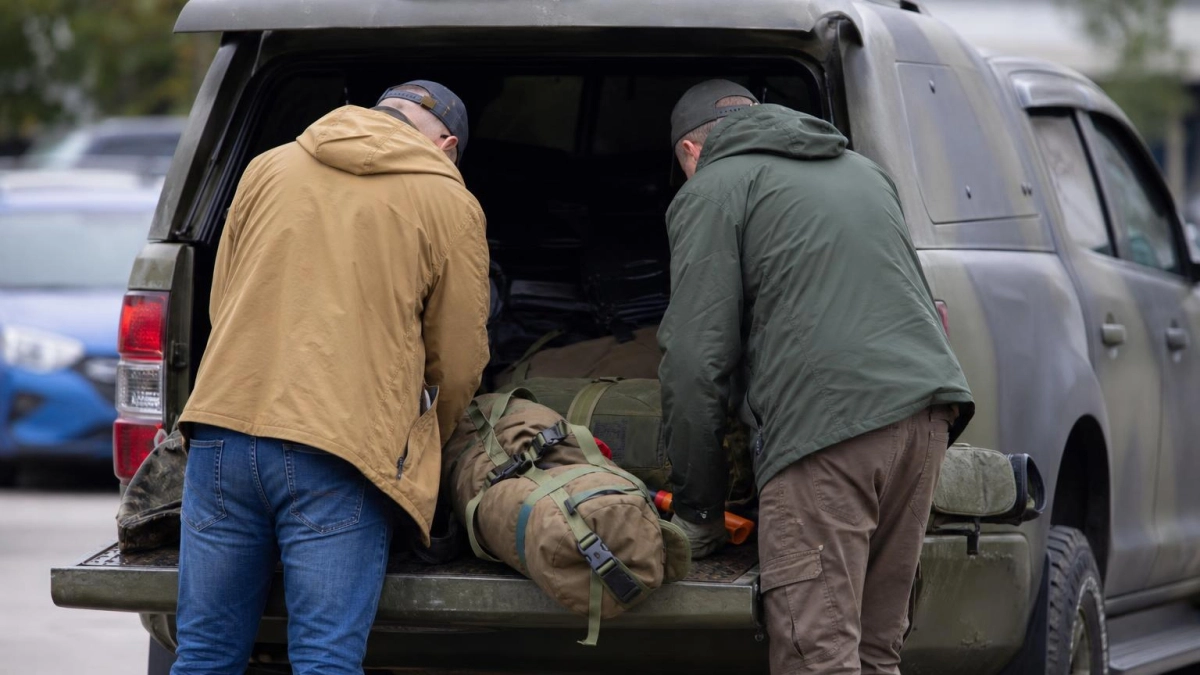 Бизнесмены Владивостока передали в зону СВО еще два автомобиля для передовой
