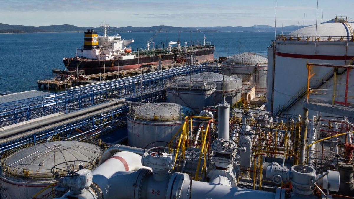 РФ и Индия обсуждают во Владивостоке перевалку нефти СПГ и удобрений