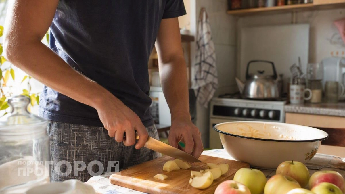 Больше никаких сложных рецептов: эта шарлотка из трех продуктов готовится за пять минут и съедается мгновенно