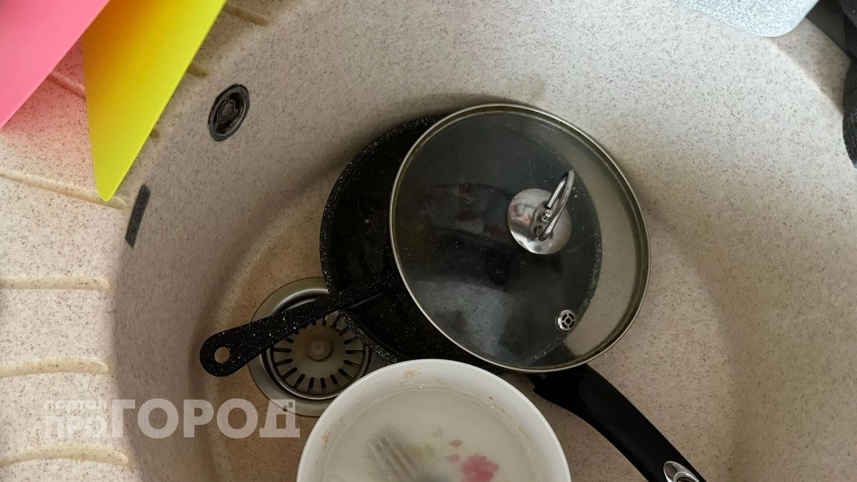 Многие годы не знали правды: зачем на самом деле нужно второе отверстие в раковине и что туда нельзя лить