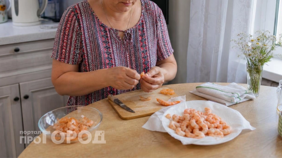Черная нить в креветке: нужно ли ее вычищать или можно спокойно есть без вреда для здоровья и желудка