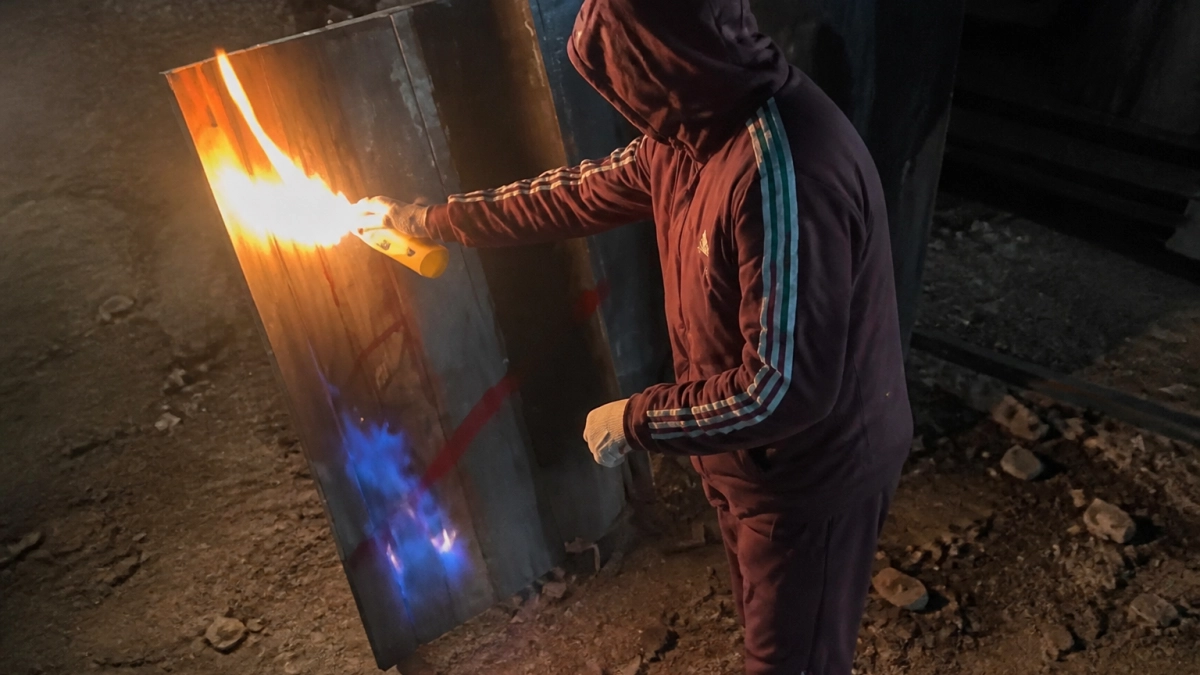 Подростков из Приморья обвинили в поджоге восьми релейных шкафов за криптовалюту