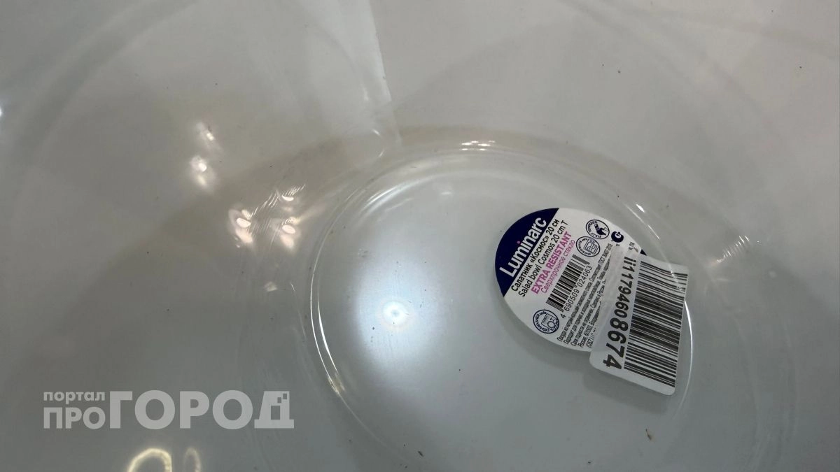 Хватит мучиться с липкими следами от наклеек: один копеечный трюк поможет очистить посуду за секунды