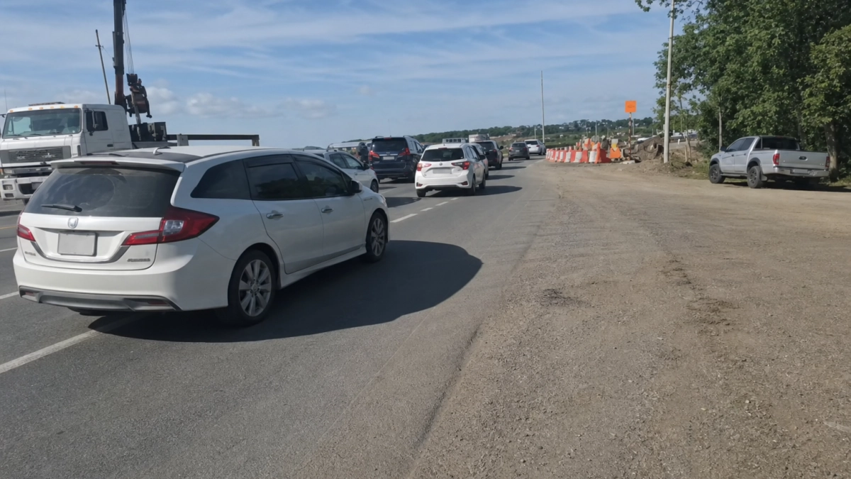 На подъезде к аэропорту Владивостока временно открыли одну полосу движения