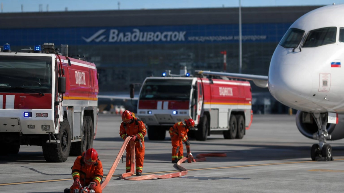 В аэропорту Владивостока перед ВЭФ отработали тушение самолёта и эвакуацию пассажиров