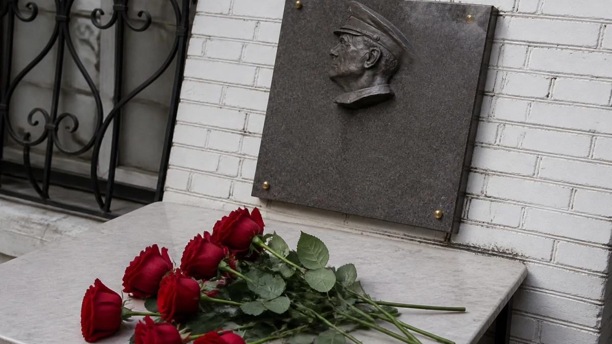 Во Владивостоке открыли две мемориальные доски в честь капитанов, включая Виктора Сахарова