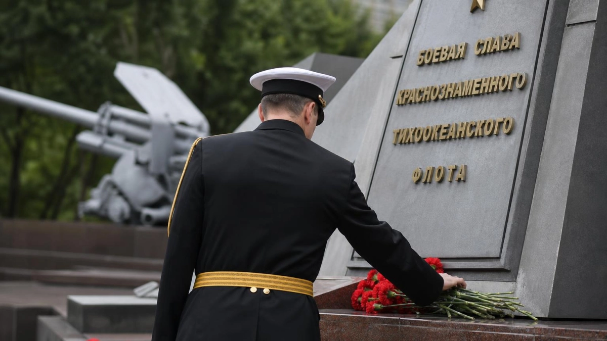 Генпрокурор Гуцан возложил венок во Владивостоке в преддверии 3 сентября