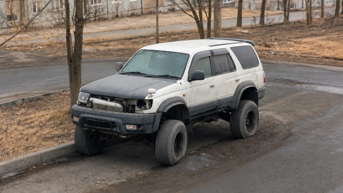 Во Владивостоке вывезут ещё 18 брошенных автомобилей с семи улиц