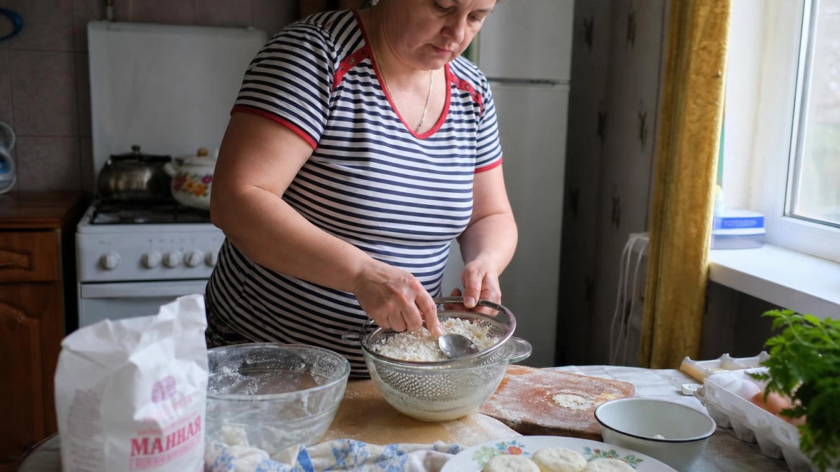 Перестаньте добавлять муку в творожное тесто: один простой секрет сделает сырники нежнее любого десерта