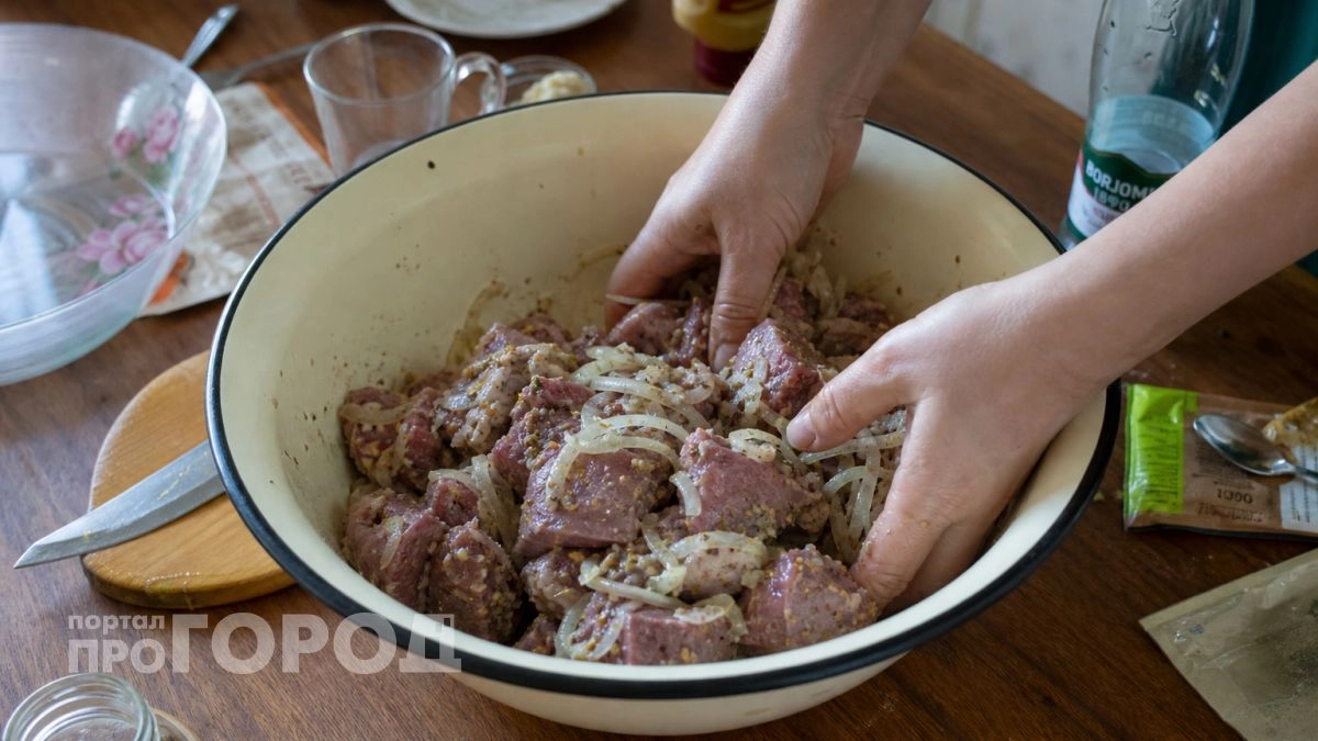 Секрет нежнейшего шашлыка раскрыт: добавьте щепотку этого средства и мясо станет мягким как сливочное масло