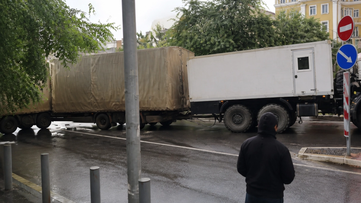 Во Владивостоке фура столкнулась с тепловозом на переезде в районе Луговой
