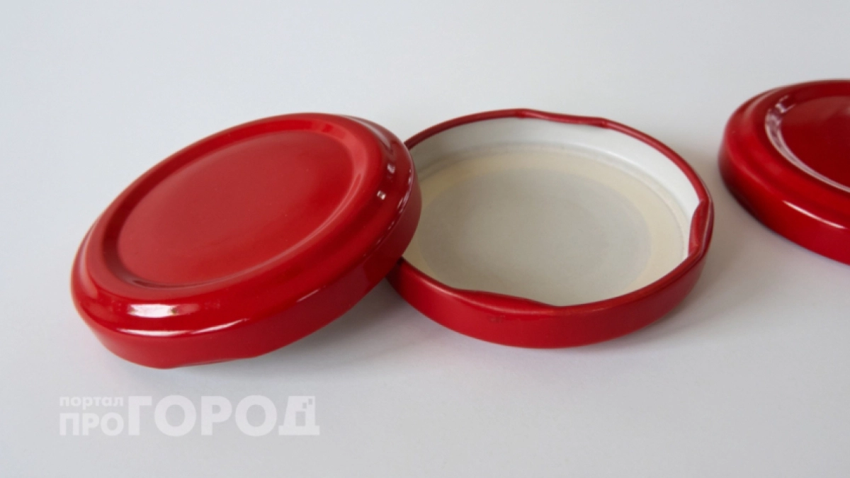 Перестала отправлять в мусор винтовые крышки: пять хитрых способов навести идеальный порядок в шкафах дома