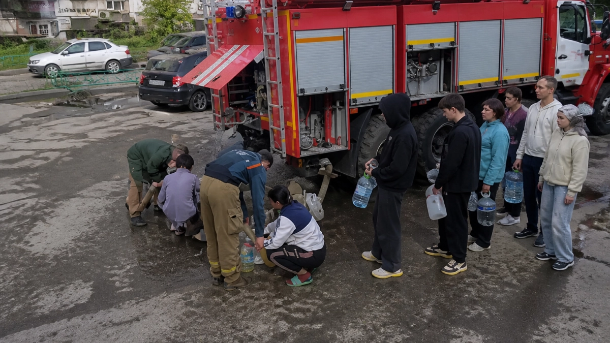 Во Владивостоке на Сахалинской организовали подвоз техводы и открыли точки с питьевой