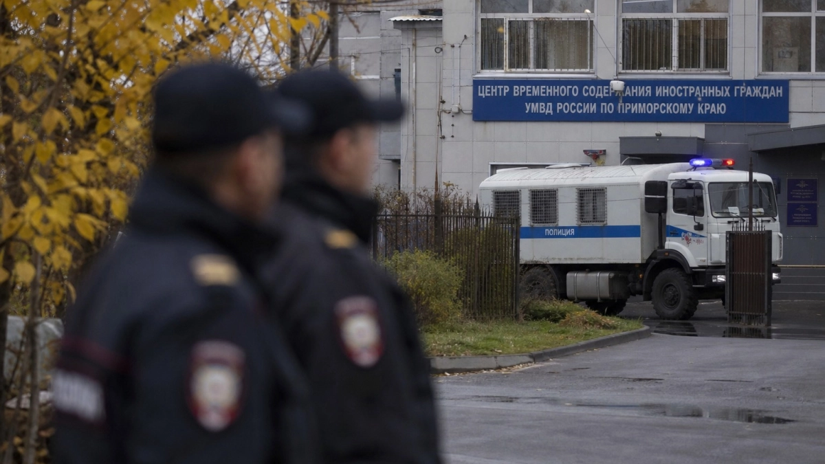 В Приморье двух иностранцев после срока поместили в центр перед депортацией