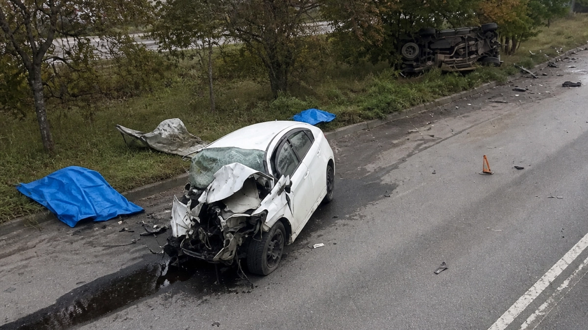 В ДТП на Шоссейной в Находке погибли водитель и пассажир Toyota Prius
