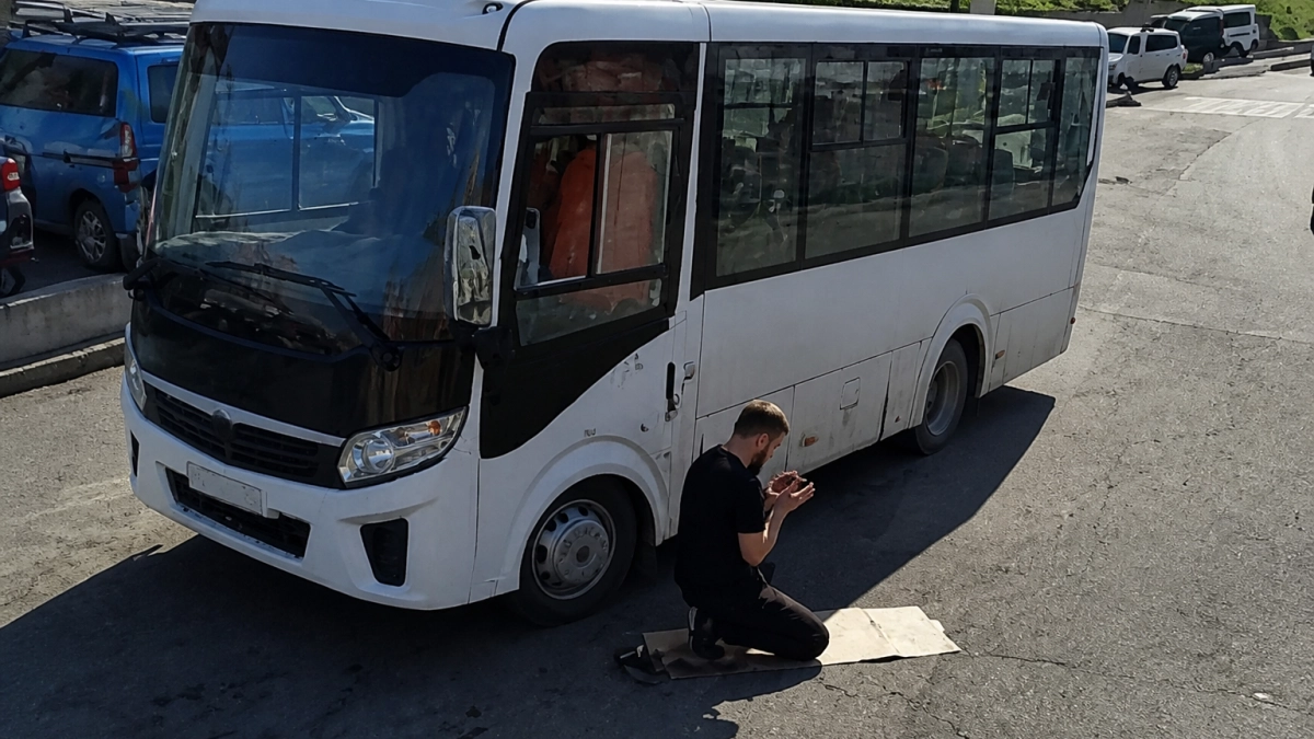 Во Владивостоке водитель автобуса №68 прервал рейс и начал молиться на дороге