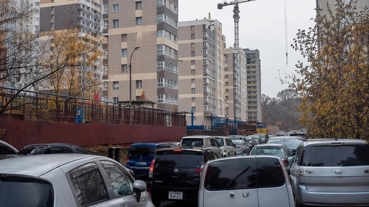 ЖК «Вертикаль» во Владивостоке остался без дорог и парковок у 25-этажных домов