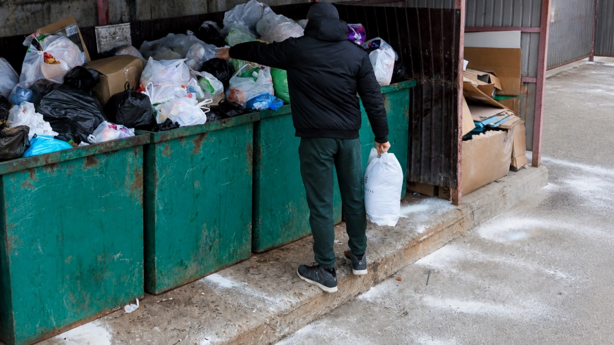 Жителей Владивостока оштрафовали на 295 тысяч рублей за подброс мусора