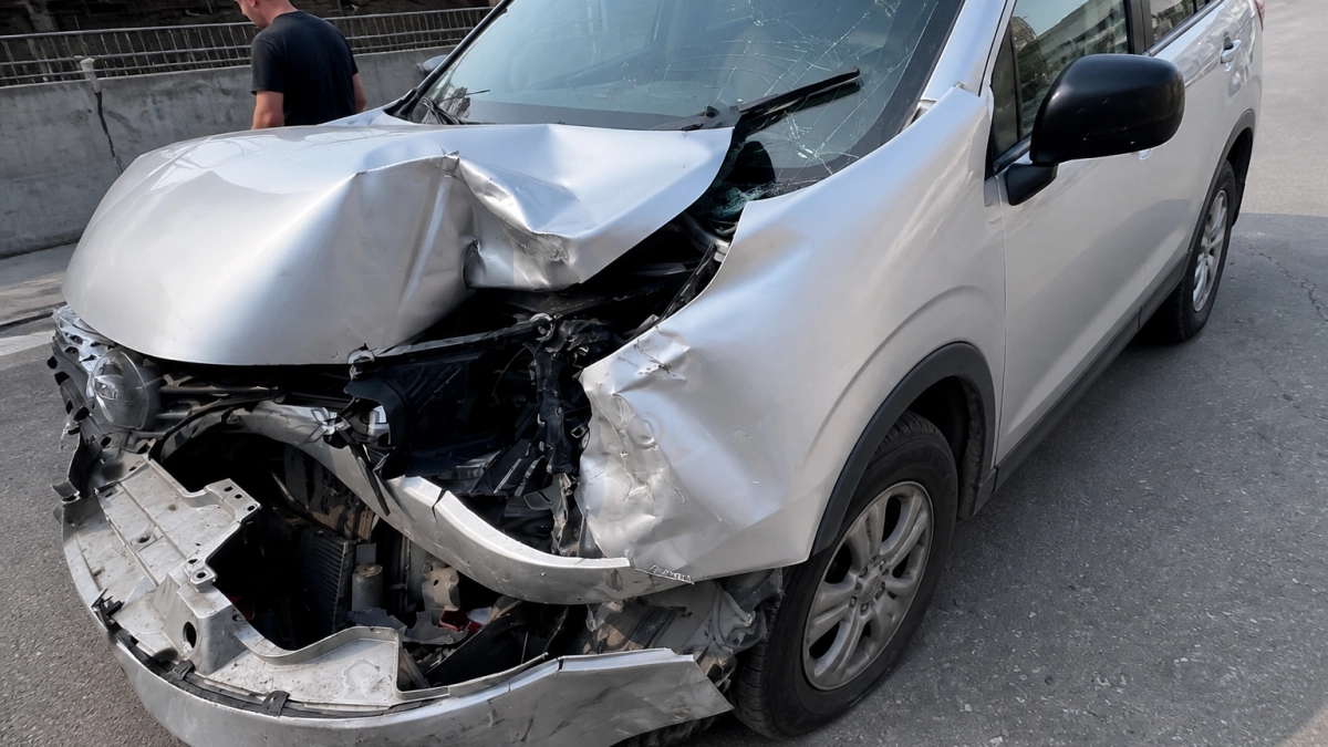 Во Владивостоке Honda после удара в припаркованное авто выехала на встречную полосу