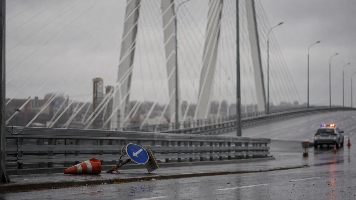 Во Владивостоке могут ограничить движение по двум мостам при ветре до 28 м с