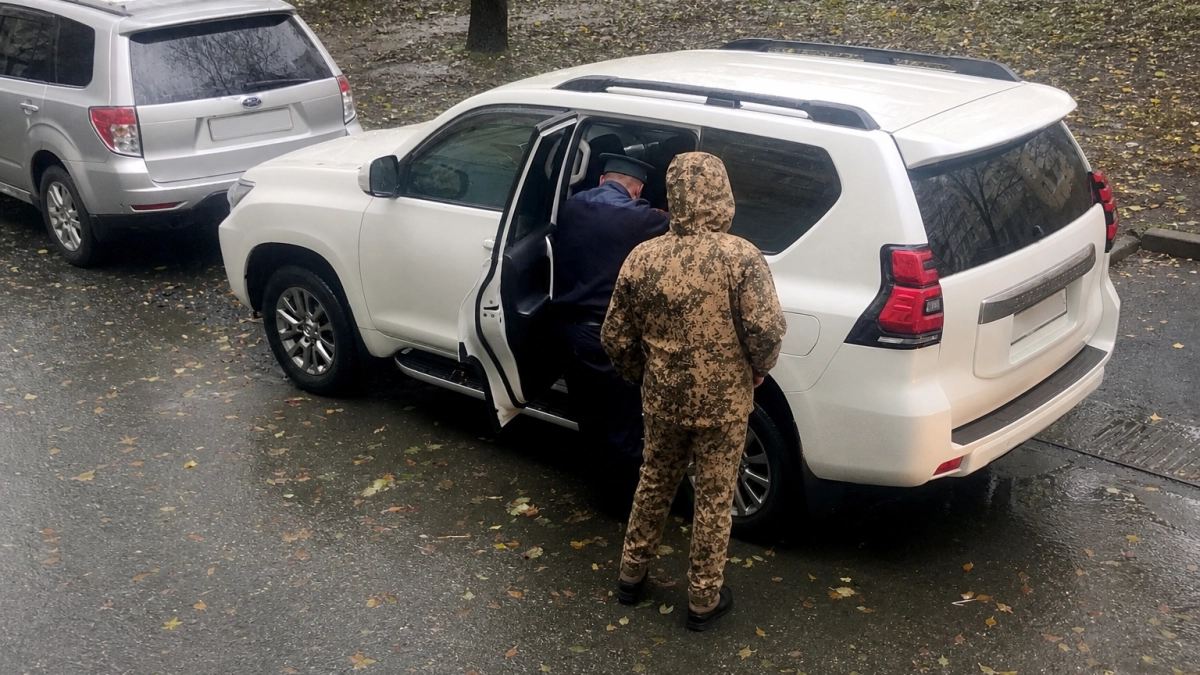 В Приморье у осуждённого за коррупцию изъяли Land Cruiser Prado для Минобороны
