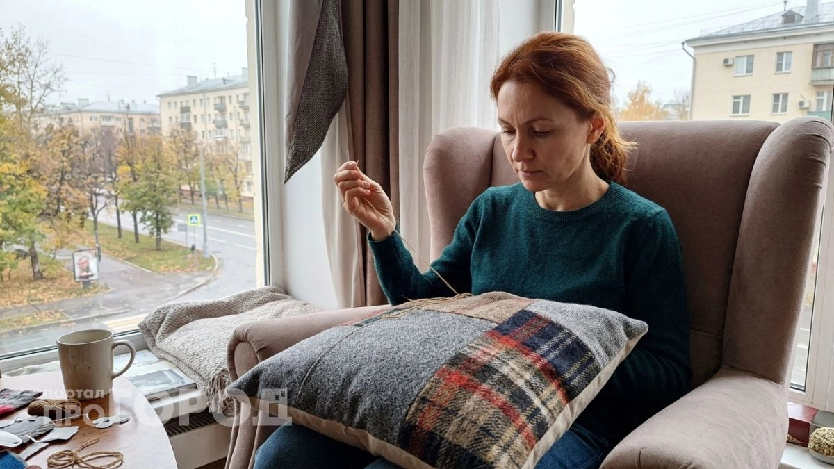 Больше не выбрасываю шерстяные вещи: показываю как превратить старый гардероб в уютный плед для дома