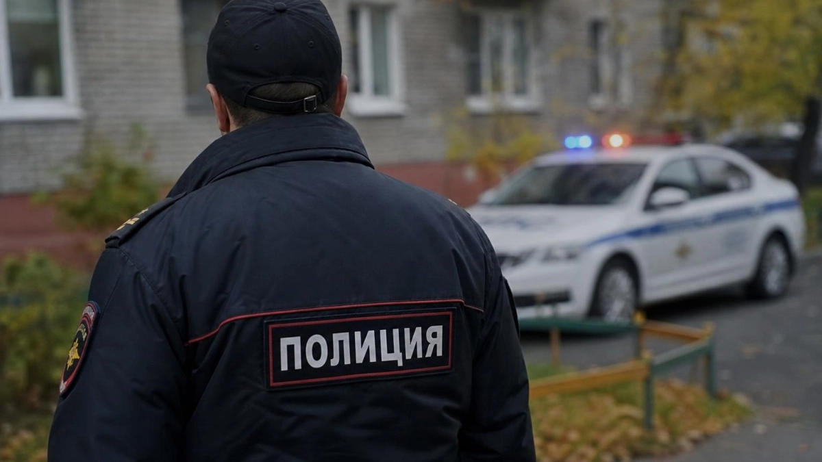 Во Владивостоке полиция ищет неизвестного, порезавшего колеса трех припаркованных машин