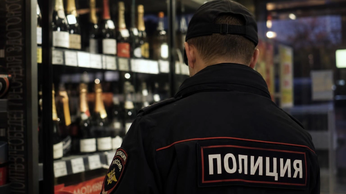 В Артёме полицейский рейд пресек ночную торговлю спиртным в магазине на улице Лазо