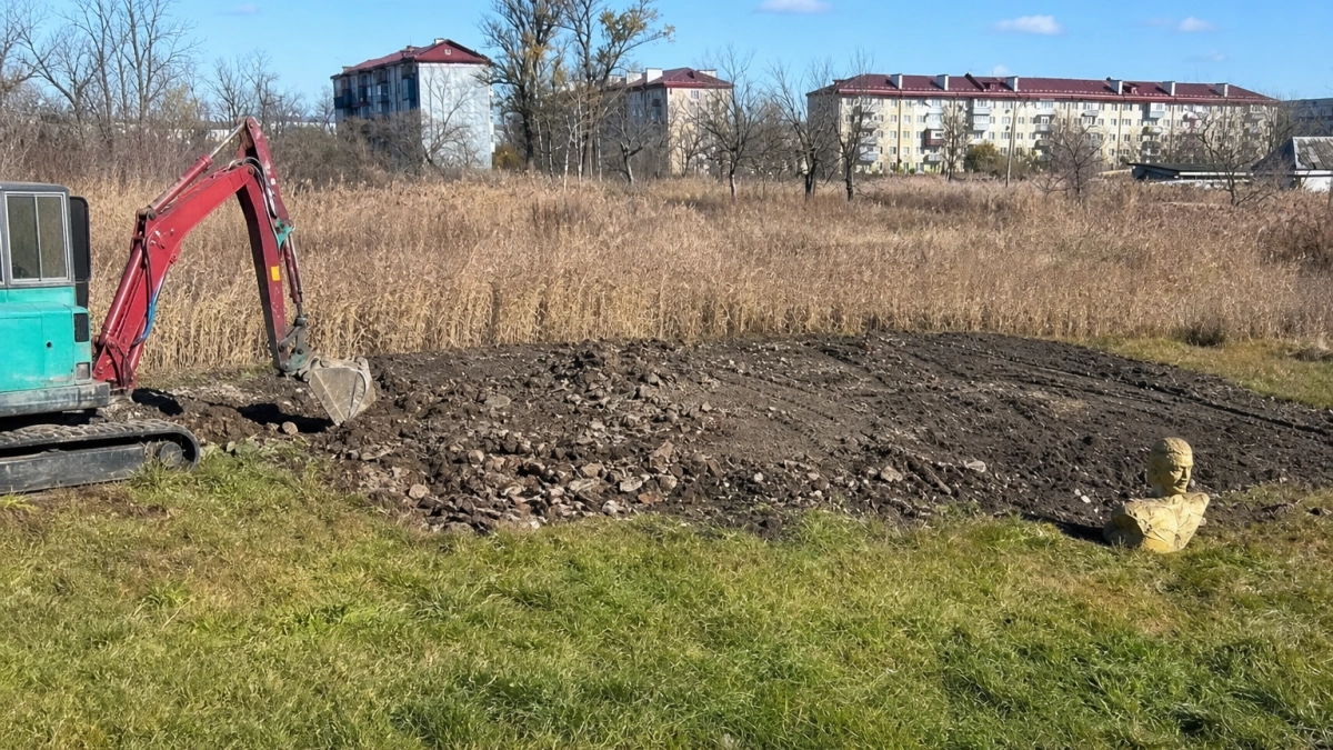 В Воздвиженке демонтировали бюст героя: началась реконструкция памятника Александру Шитикову