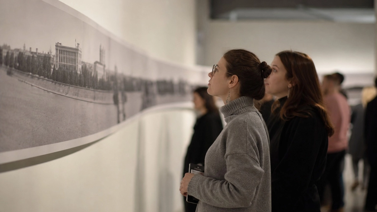 Во Владивостоке впервые за четверть века показали 66-метровый фотофильм