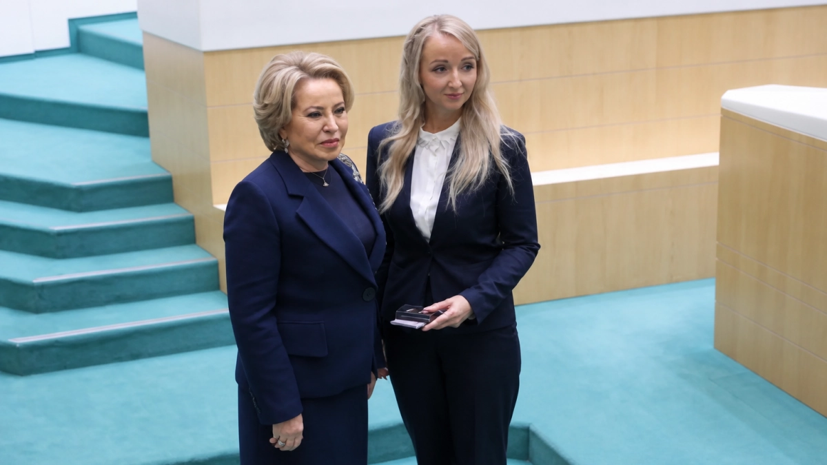 Жанна Гудкова получила удостоверение сенатора от Приморья из рук Валентины Матвиенко