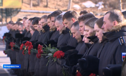 Сын держит устав отца, погибшего вместе с замглавкома ВМФ