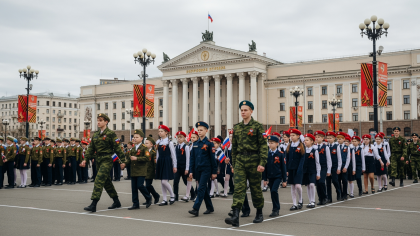 Первоклассники из 15 округов Приморья прошли строем на параде Правнуки Победы