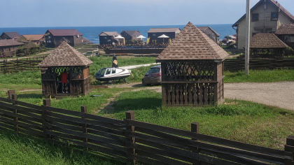 В Приморье вертолет без согласования сел у домиков базы ради сюрприза гостям