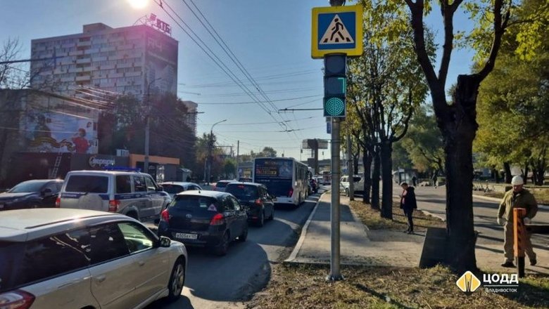 Переход у «Меркурия» на Русской исчез: пешеходов во Владивостоке отправили к дому 54