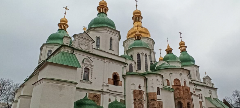 После удара по Киеву представитель ЮНЕСКО посетил Софийский собор, чтобы оценить повреждения