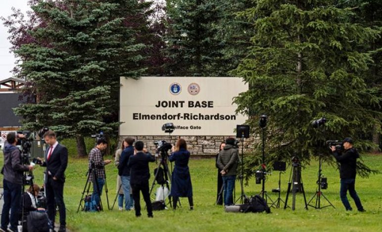 На фото: журналисты и военнослужащие у въезда на военную объединенную базу Эльмендорф - Ричардсон, где пройдет саммит президентов РФ и США Владимира Путина и Дональда Трампа.