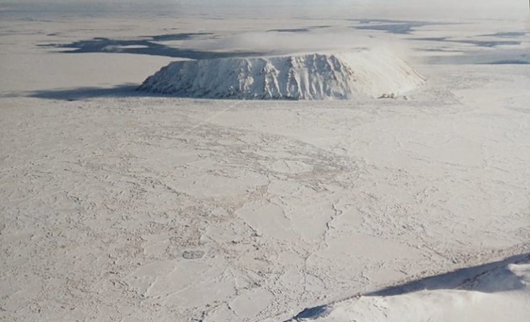 На фото: вид на остров Малый Диомид (США), а кусочек в правом нижнем углу - наш остров Ратманова. Америка и Россия в одном кадре. 