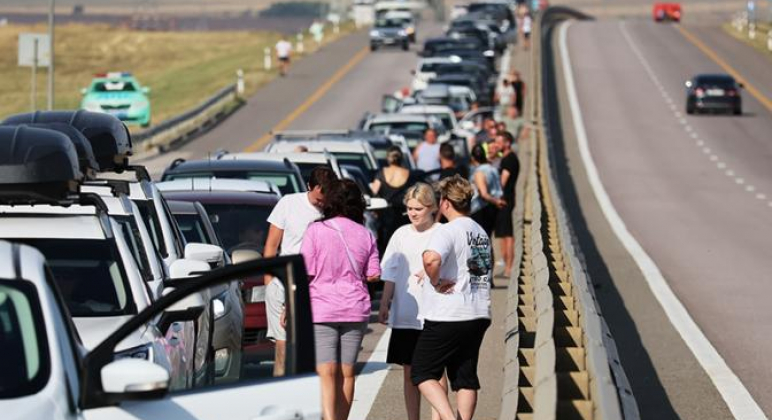 На фото: очередь автомобилей на Крымский мост со стороны Керчи.
